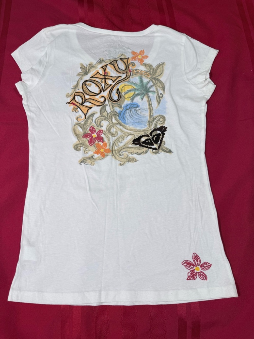 ROXY White V-Neck Tee with Floral Logo Accent -size L - EUC